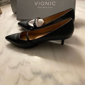 Vionic women’s size 8 black leather heels